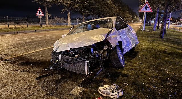 Isparta’da refüje çarpan otomobildeki 1 kişi öldü, bir kişi yaralandı