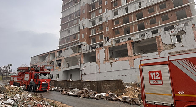 Kahramanmaraş’ta hasarlı binada çıkan yangın söndürüldü