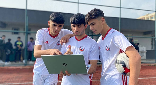 Mersin’de genç futbolcular, AA’nın ”Yılın Kareleri” oylamasına katıldı