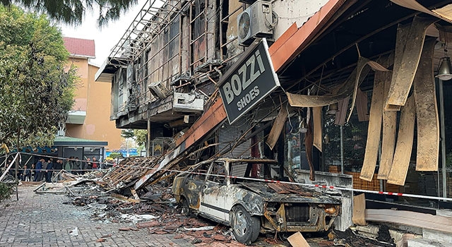 Alanya’da çıkan yangında 4 iş yeri ve bir otomobil kullanılamaz hale geldi