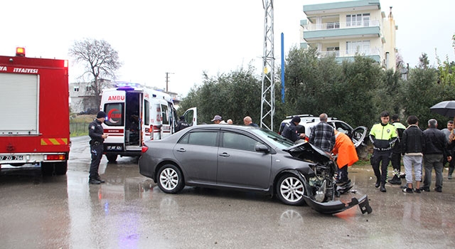 Antalya’da otomobil ile hafif ticari aracın çarpıştığı kazada 2 kişi yaralandı
