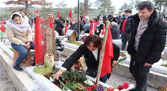 Enkaz altındaki kızının elinin tutmasıyla tanınan babanın acısı dinmiyor