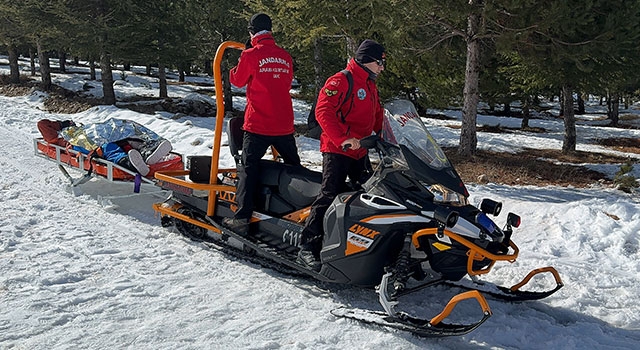 Isparta Davraz’da kayak yaparken yaralanan kişiyi JAK ekibi kurtardı
