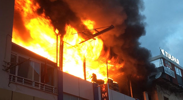 Mersin’de iş yerinde çıkan yangın söndürüldü