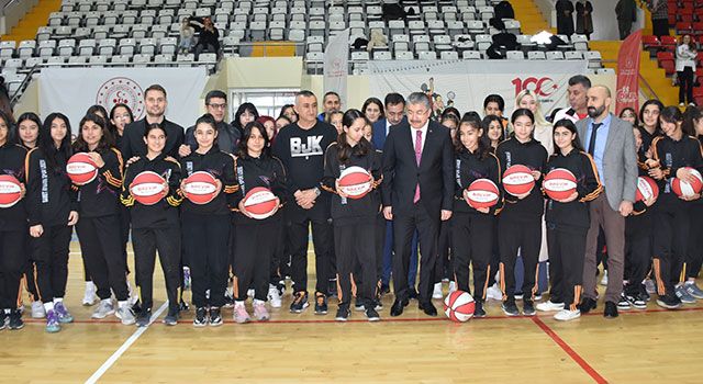 Osmaniye’de depremzede çocuklara basketbol topu dağıtıldı