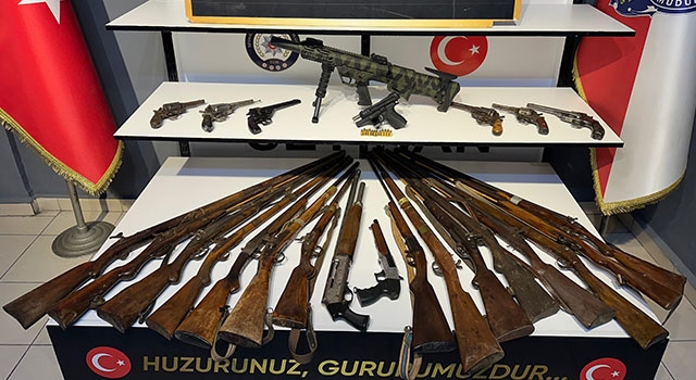 Adana’da bir barda ruhsatsız 25 silah ele geçirildi