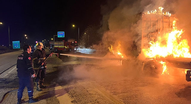 Adana’da çikolata yağı yüklü tırda çıkan yangın söndürüldü