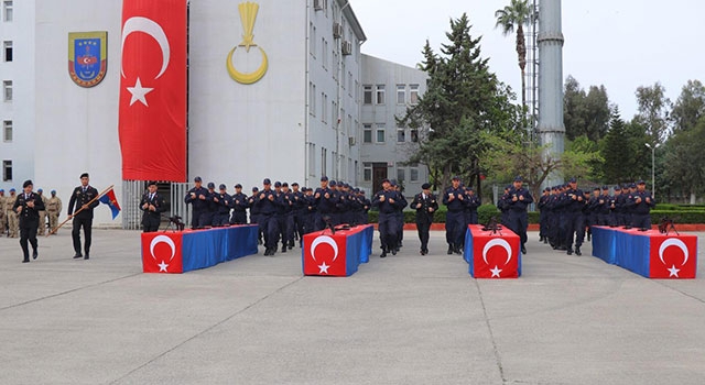 Adana’da eğitimlerini tamamlayan 71 acemi er yemin etti