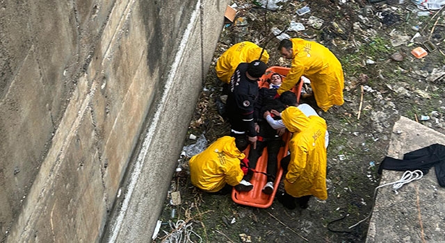 Adana’da köprüden düşen kişi yaralandı