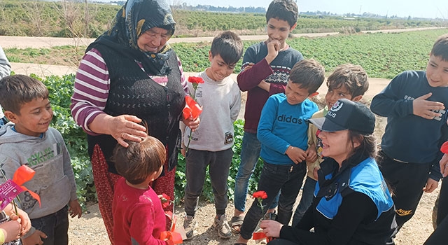 Adana’da polisler, tarım işçisi kadınların Dünya Kadınlar Günü’nü kutladı