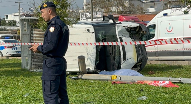 Antalya’da devrilen kamyonetteki infaz koruma memuru hayatını kaybetti