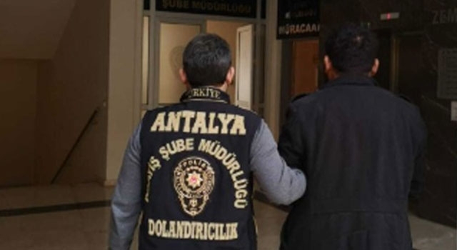 Antalya’da kendisini polis ve savcı olarak tanıtıp dolandırıcılık yaptığı öne sürülen şüpheli tutuklandı