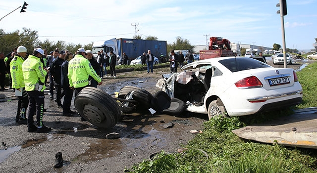 Hatay’da karşı şeride geçen tırın çarptığı otomobildeki 6 kişi öldü