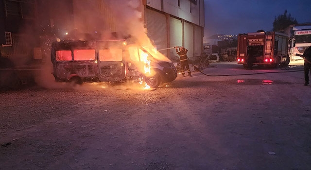 Hatay’da park halindeki minibüs yandı