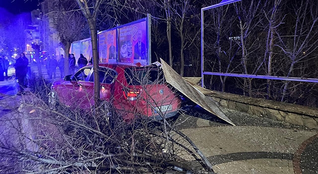 Isparta’da otomobil otobüs durağına çarptı