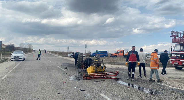 Isparta’da otomobil ve traktörün çarpıştığı kazada 4 kişi yaralandı