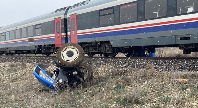 Isparta’da trenin çarptığı traktörün sürücüsü yaralandı