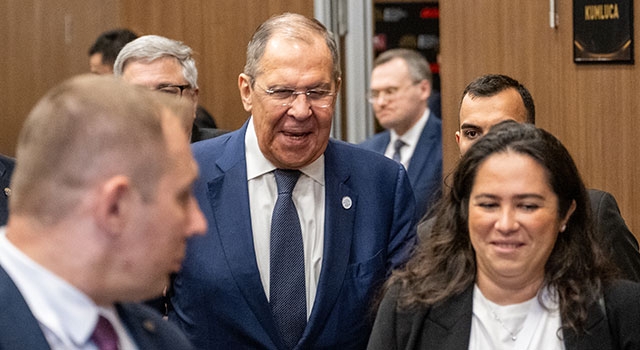 Lavrov, Macron’un Ukrayna’ya asker gönderebilecekleri açıklamasına gülerek cevap verdi