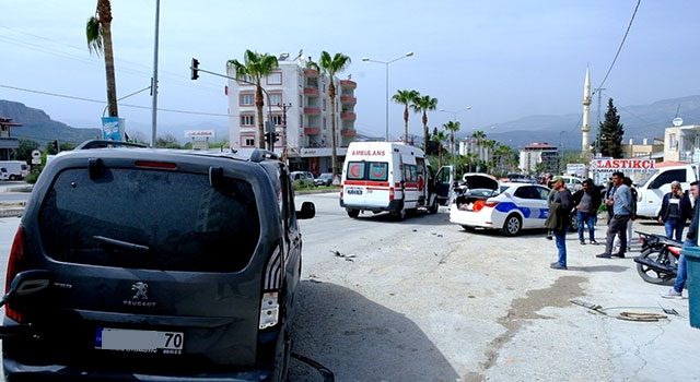 Mersin’de hafif ticari araç ile ambulans çarpıştı