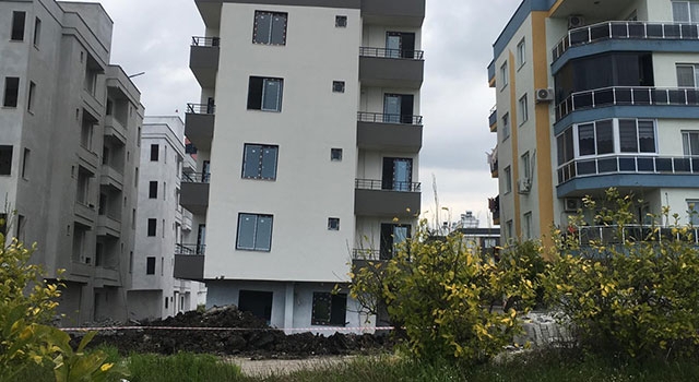 Mersin’de hafif yan yatan 4 katlı boş binaya inceleme