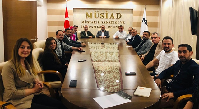 Muratpaşa Belediye Başkan adayı Manavoğlu, seçim çalışmalarını sürdürdü