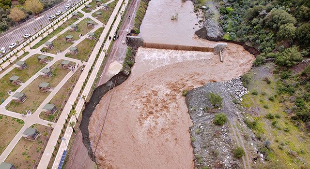 Osmaniye’de Karaçay Deresi’nin kenarındaki toprak yol çöktü