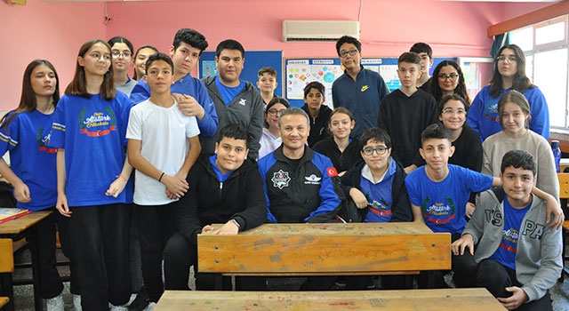 Türkiye’nin ilk astronotu Gezeravcı, mezun olduğu okulda öğrencilerle buluştu: