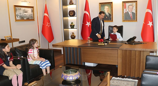Adana ve Hatay’da valiler makam koltuklarını çocuklara devretti