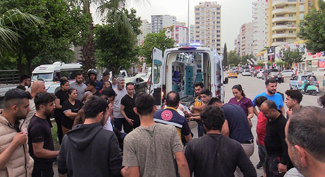 Adana’da refüje çarpan motosikletteki 2 kişi yaralandı