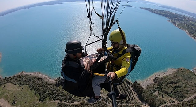 Adana’da yamaç paraşütü yapan iki pilot gökyüzünde tavla oynadı