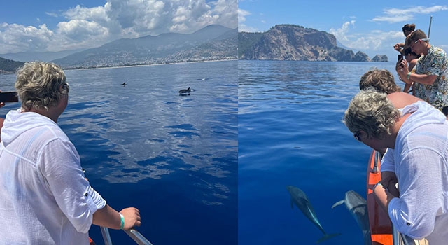 Alanya’da tur teknesine eşlik eden yunuslar görüntülendi