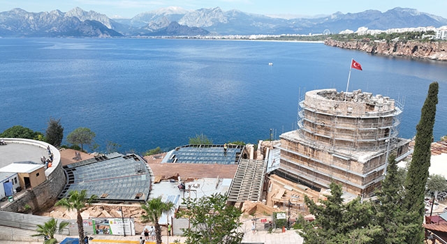 Antalya’da Hıdırlık Kulesi kazılarında sütunlu yapı gün yüzüne çıkarıldı