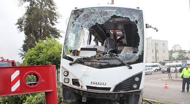 Antalya’da otel servis aracı devrildi, 19 kişi yaralandı