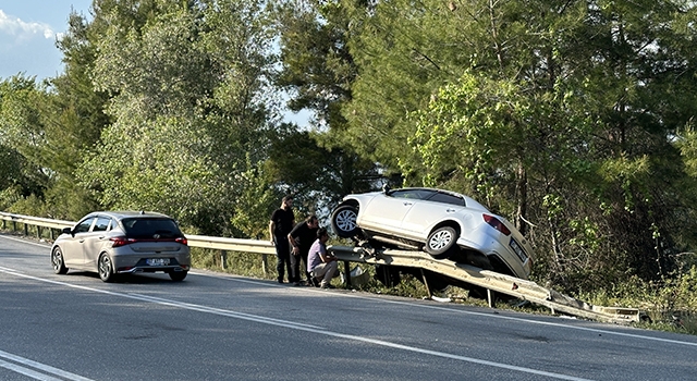 Antalya’da otomobil otoyoldaki bariyerlere çarptı, 2 kişi yaralandı