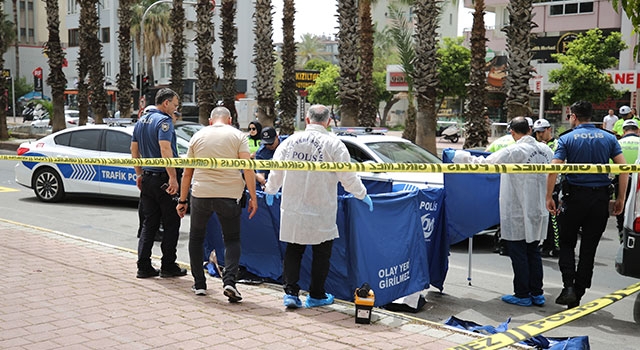 Antalya’da otomobilin çarptığı belediye işçisi öldü