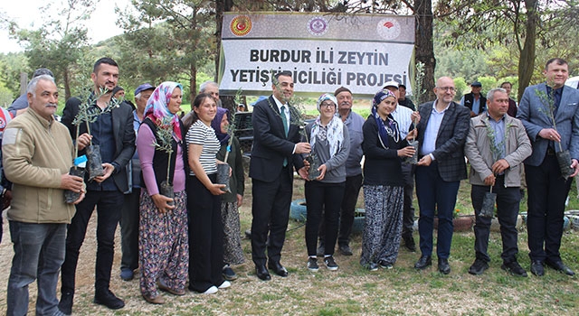 Burdur Gölü yakınındaki arazilerde 25 bin zeytin fidanı toprakla buluşturuldu