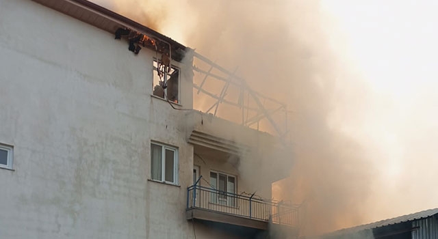 Burdur’da samanlıkta çıkan ve binaya sıçrayan yangın söndürüldü