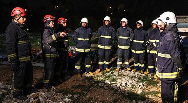 Depremde hayat kurtaran Antalyalı itfaiyeciler, enkaz simülasyonunda eğitim görüyor