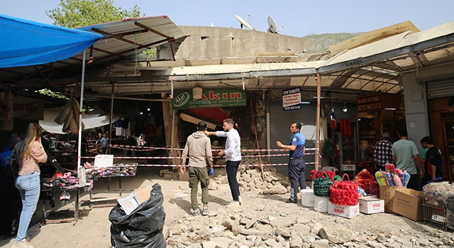 Hatay’da depremde ağır hasar gören iş yeri kısmen çöktü