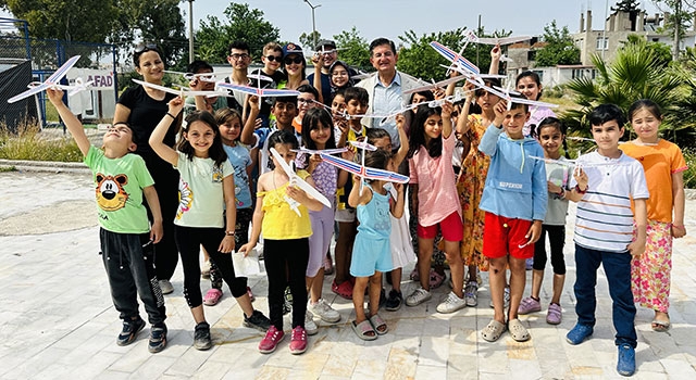 Hatay’da depremzede çocuklar model uçak etkinliğinde eğlendi