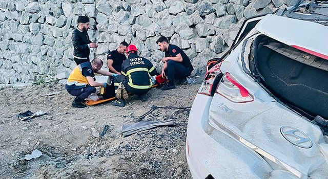 Hatay’da istinat duvarına çarpan otomobildeki 4 kişi yaralandı