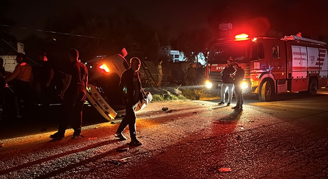 Hatay’da kontrolden çıkan otomobil park halindeki 2 araca çarptı, sürücü kaza yerini terk etti