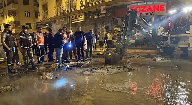 İskenderun’da altyapı çalışması sırasında su borusu patladı