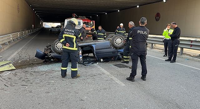 Isparta’da alt geçide devrilen otomobildeki 2 kişi yaralandı