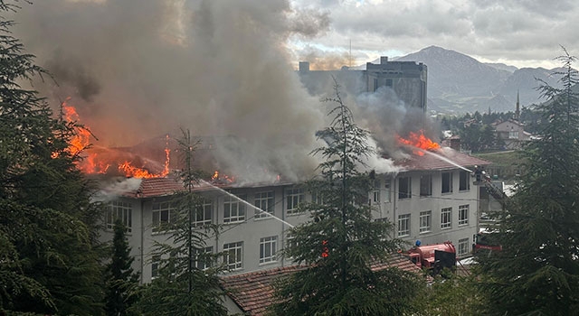 Isparta’da atıl durumdaki okulun çatısında çıkan yangında hasar oluştu