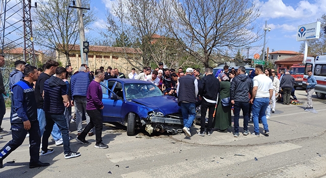 Isparta’da iki otomobil ile motosikletin çarpıştığı kazada 10 kişi yaralandı