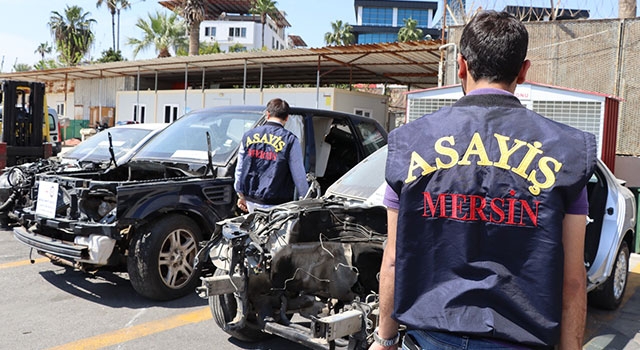 Mersin’de kaçak araçları parçalayarak sattıkları iddiasıyla 2 kişi yakalandı