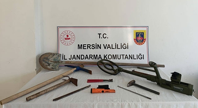 Mersin’de kaçak kazı yapan 2 kişi suçüstü yakalandı