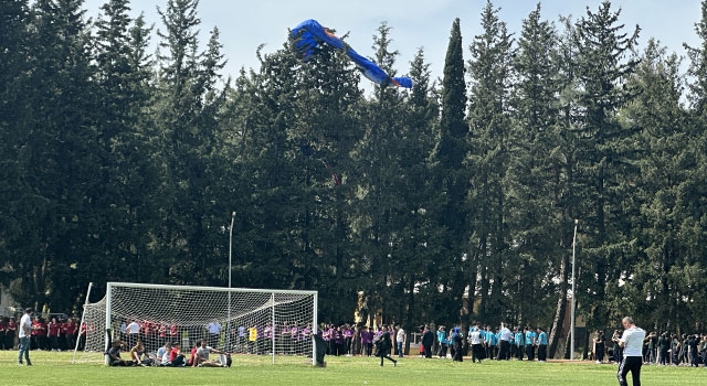 Osmaniye’de etkinlik alanına inmek isteyen yamaç paraşütçüsü ağaca takıldı