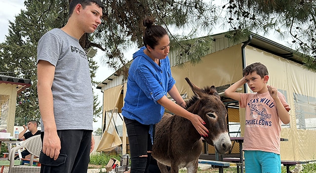 Otizmli çocuklar aldıkları eğitimin yanı sıra hayvan sevgisiyle de sosyalleşiyor